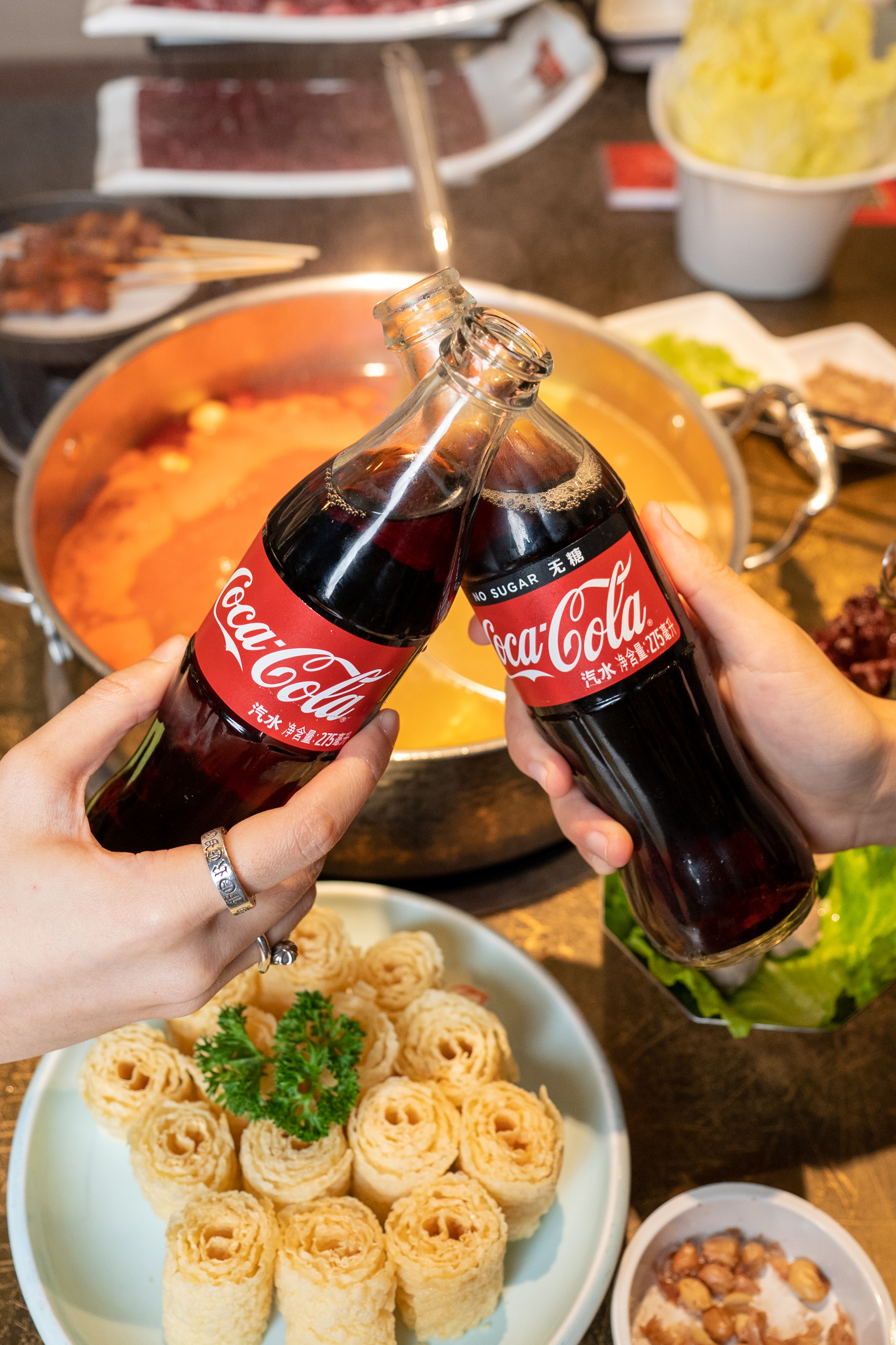 上海牛肉火锅解锁用餐新姿势,顾客:火锅加可乐,绝配!