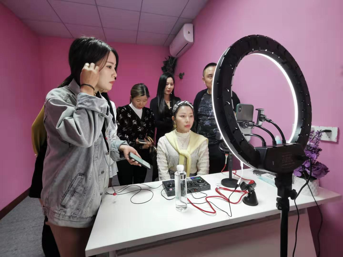 国家广电网络主播培训中山站告捷__凤凰网