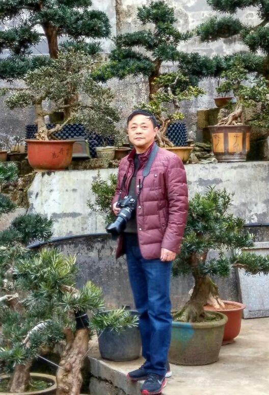 个人简历:胡光华,字山人.一九六一年出生.