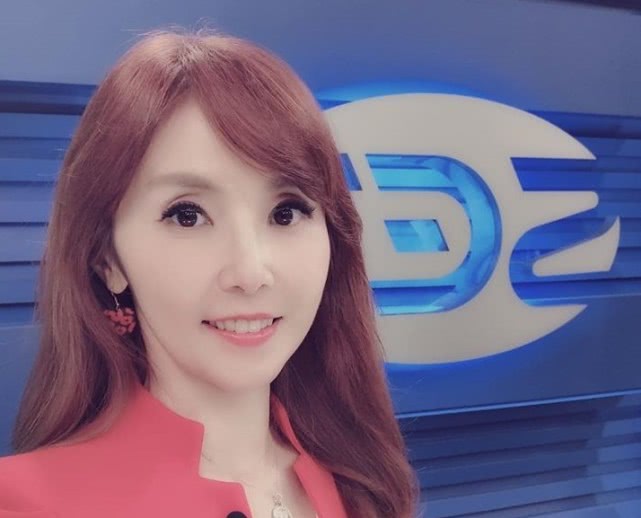 粉丝们除了喜欢其沉稳大气的主持风格,同时十分欣赏她对家庭的责任心.