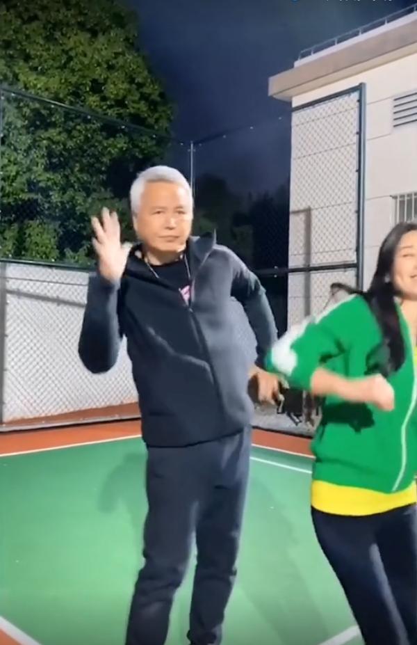 林瑞阳和妻子跳舞卖萌49岁张庭年轻貌美似少女丈夫看着像爷