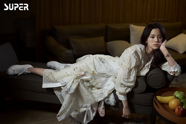 欧阳娜娜最新写真演绎居家风侧卧沙发尽显舒适慵懒