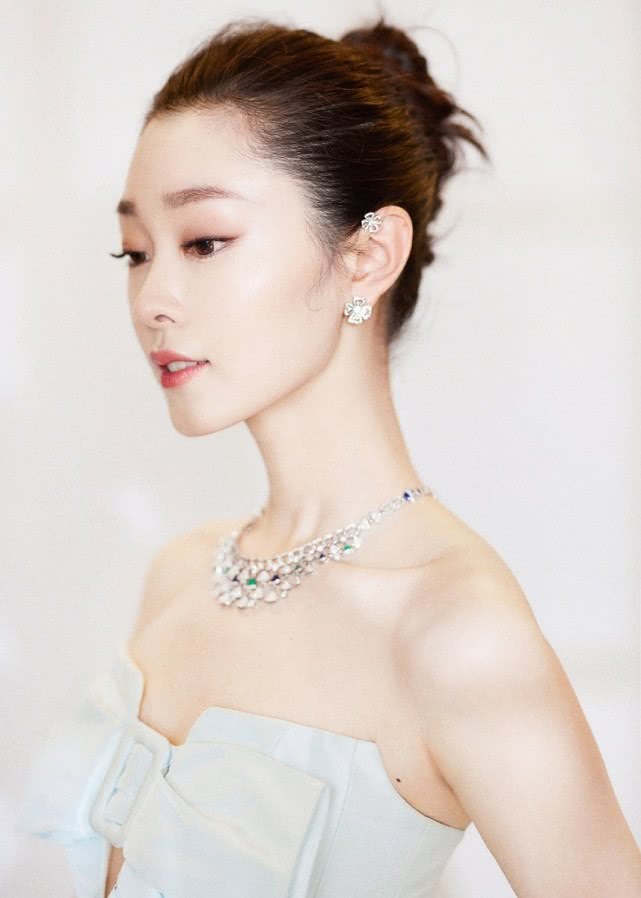 宋轶冰淇淋绿长裙亮相盛典尽显优雅迷人