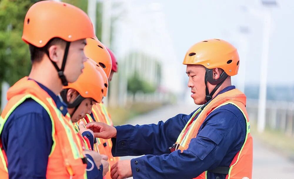 風裡來火裡去看咱河南消防員男兒本色