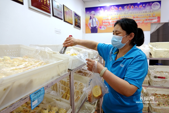 ”很多人从小就吃着这种味道来这里买蛋糕,这已经成为一种感觉 石家庄松柏园老字号糕点