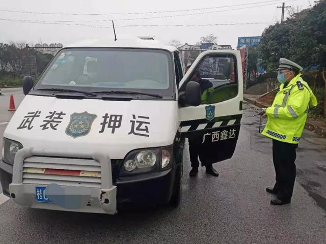 押运车逃避疫情防控检查桂林警方迅速出动