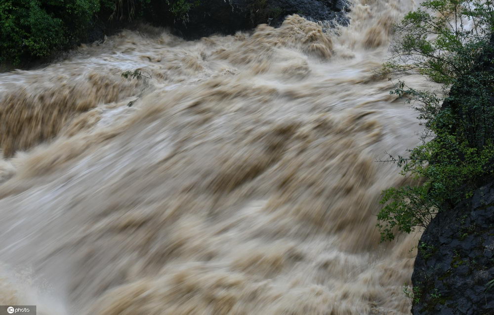 2020年6月13日晨,重庆市酉阳土家族苗族自治县遭受暴雨袭击,道路大量积水导致酉龚路铜鼓地段交通短时中断,农田被淹,农舍渗水。