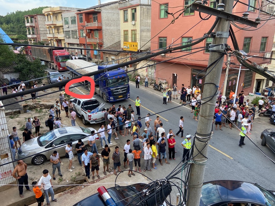 曾春亮被抓后,航桥村十字路口涌出很多村民,警方很快将曾春亮带走,所骑摩托车拉走。