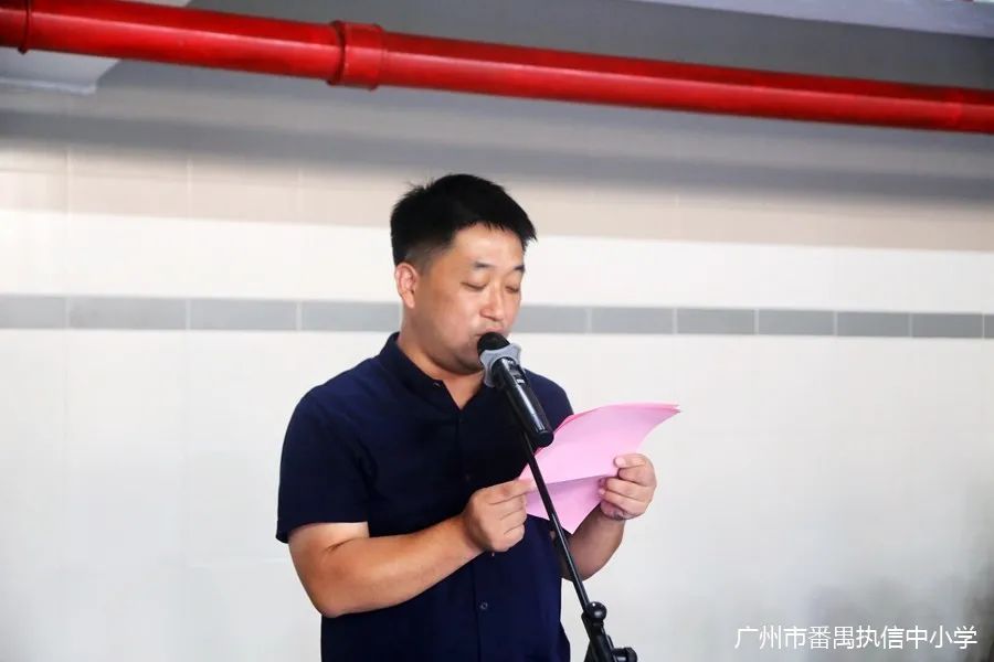 德育处陶江华主任宣布评比结果 评    结 果