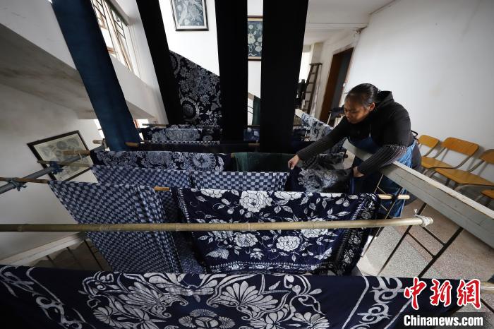 贵州丹寨宁航蜡染传承基地,苗族画娘在画蜡染床单. 黄晓海 摄
