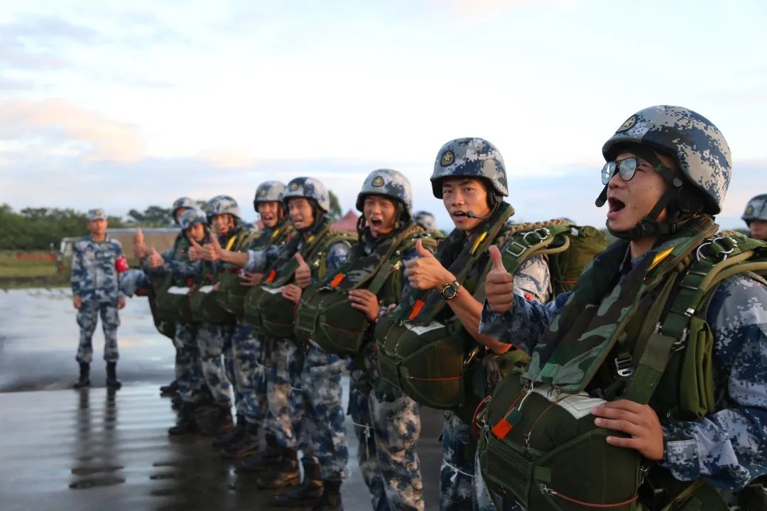 硬核毕业考核空降兵学员千里跨域临空一跃