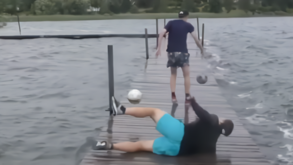 街头足球玩花活，结局却令人意外