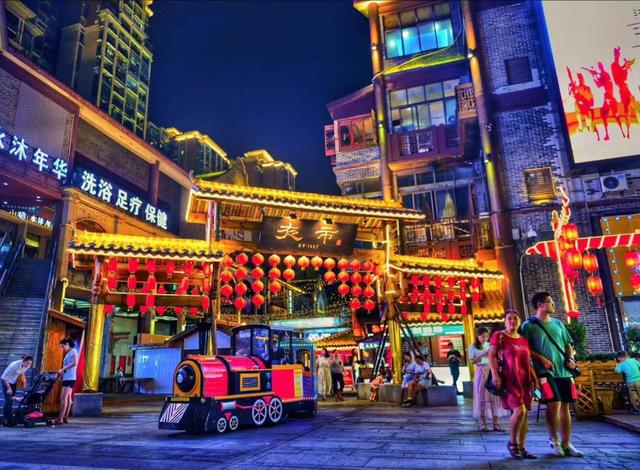 来美宇1227广场逛民俗文化夜市真是嗨翻天