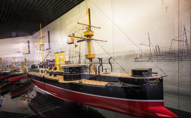 今日在威海刘公岛的甲午战争纪念馆内展示的定远舰模型