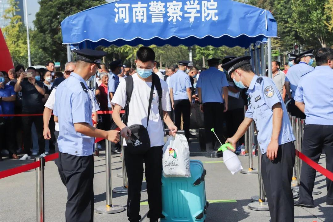 河南警察學院1400名新生報到公安專業學生近八成超一本線