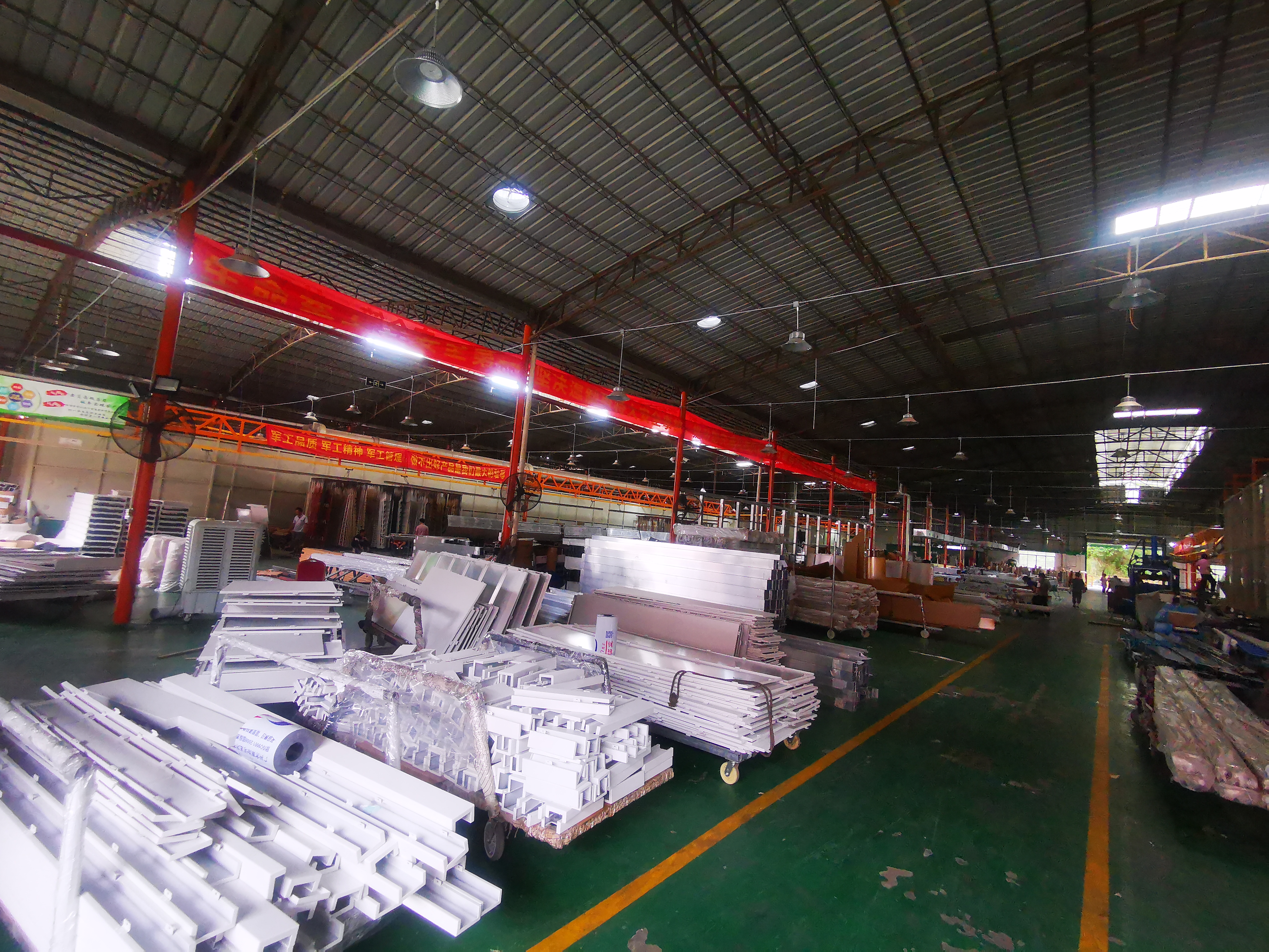 目前有16500㎡铝单板幕墙生产车间,5台配备全伺服电动数控转塔冲床,5