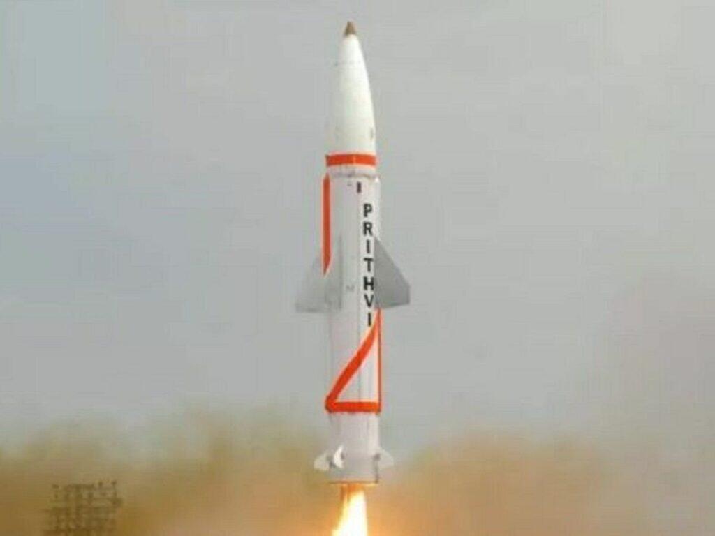 “大地-II”型弹道导弹发射场面