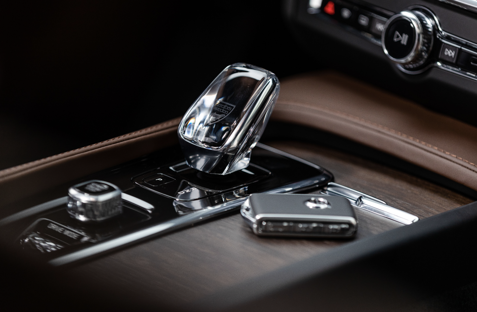 挡杆升级为orrefors水晶挡杆,高配版车型上升级了宝华韦健的音响.