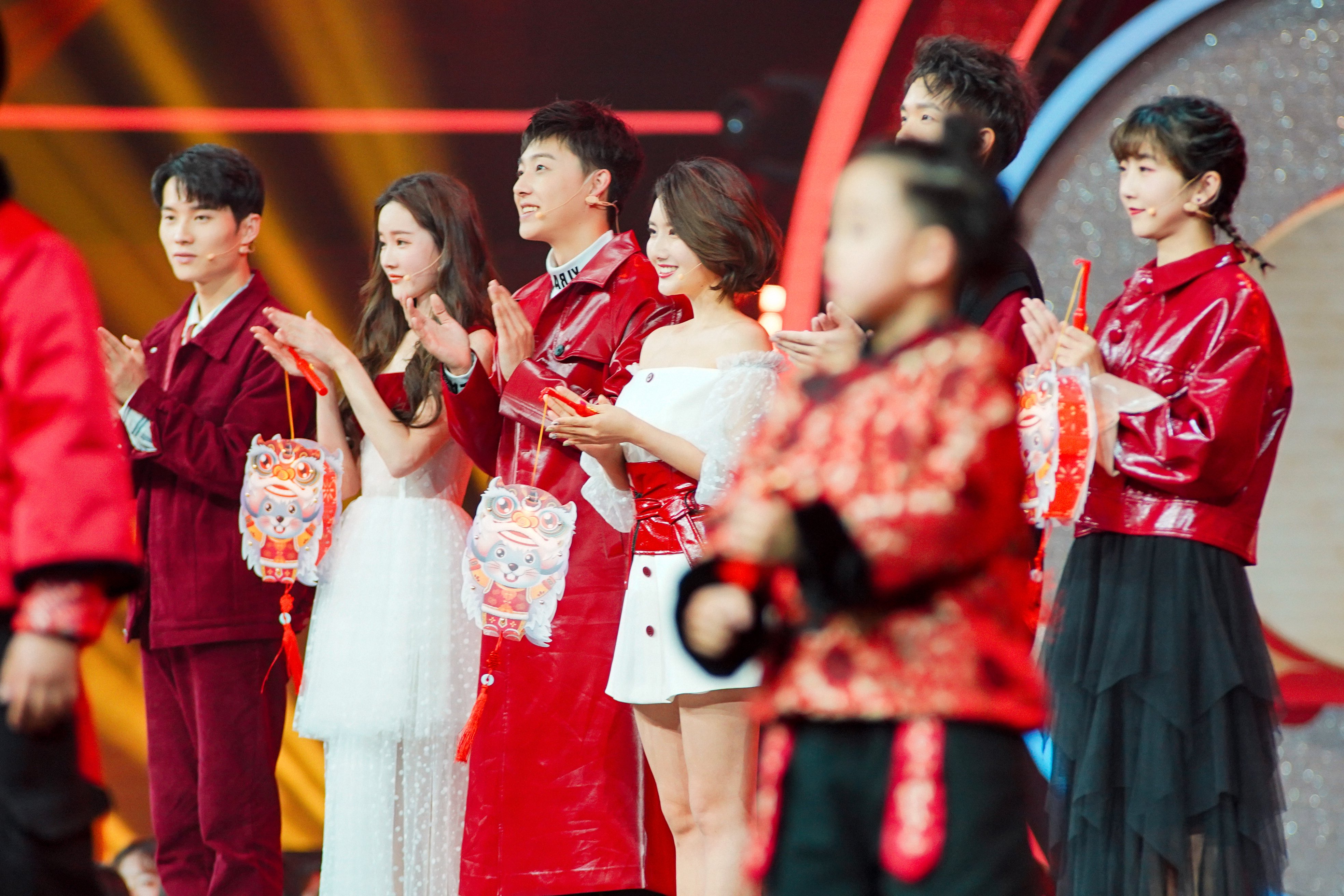 张欣尧击鼓开启2020浙江卫视春晚惊喜魔术现身预言宝典