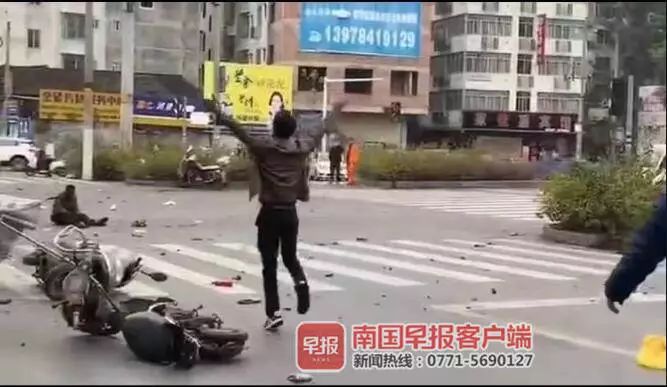 ▲驾驶黑色小车的男子下车后跳起舞来。视频截图