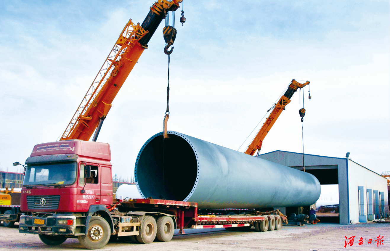 公司生产的首批4套风机塔筒正式出厂,由16辆特种运输车运往青海风电场