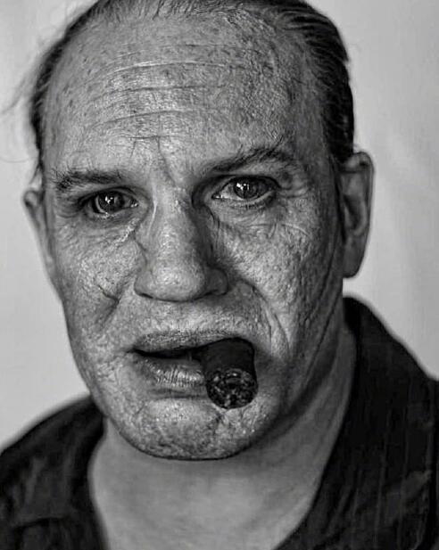 汤姆哈迪卡彭造型照曝光皱纹满面疤痕惊人