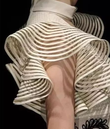 如果设计的时候总是没灵感,不如先看看最近几年比较流行的袖子类型