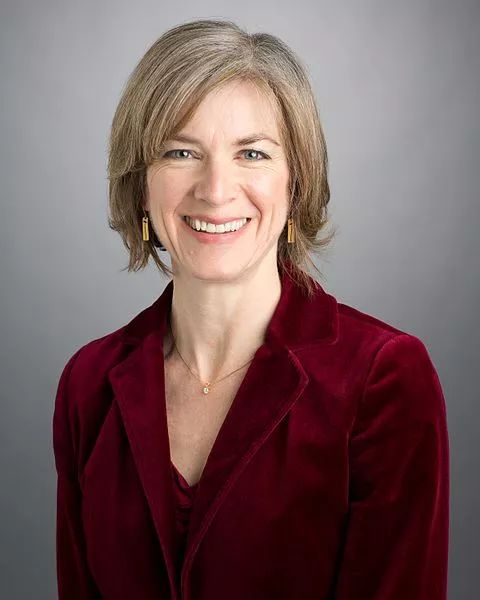 詹妮弗·杜德娜(Jennifer Doudna),美国著名结构生物学家与基因编辑技术专家,与卡彭蒂耶共同开创了第一代CRISPR/Cas9技术。图片来源:Mrl611/commons.wikimedia.org
