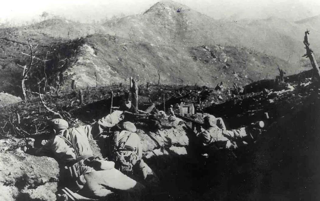 上图_ 上甘岭战役中，志愿军第15军45师坚守阵地