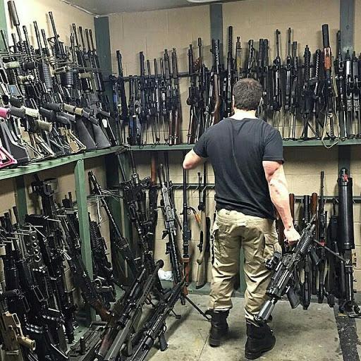 哈萨克斯坦士兵偷走大量ak74步枪后逃跑,整个军械库几乎被搬空