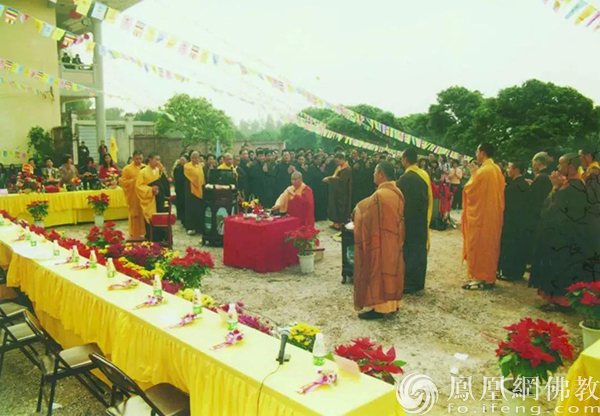 2005年12月4日，华严寺举行万佛宝殿动土法会，印觉大和尚主持奠基洒净仪式。（图片来源：凤凰网佛教 摄影：广州华严寺）