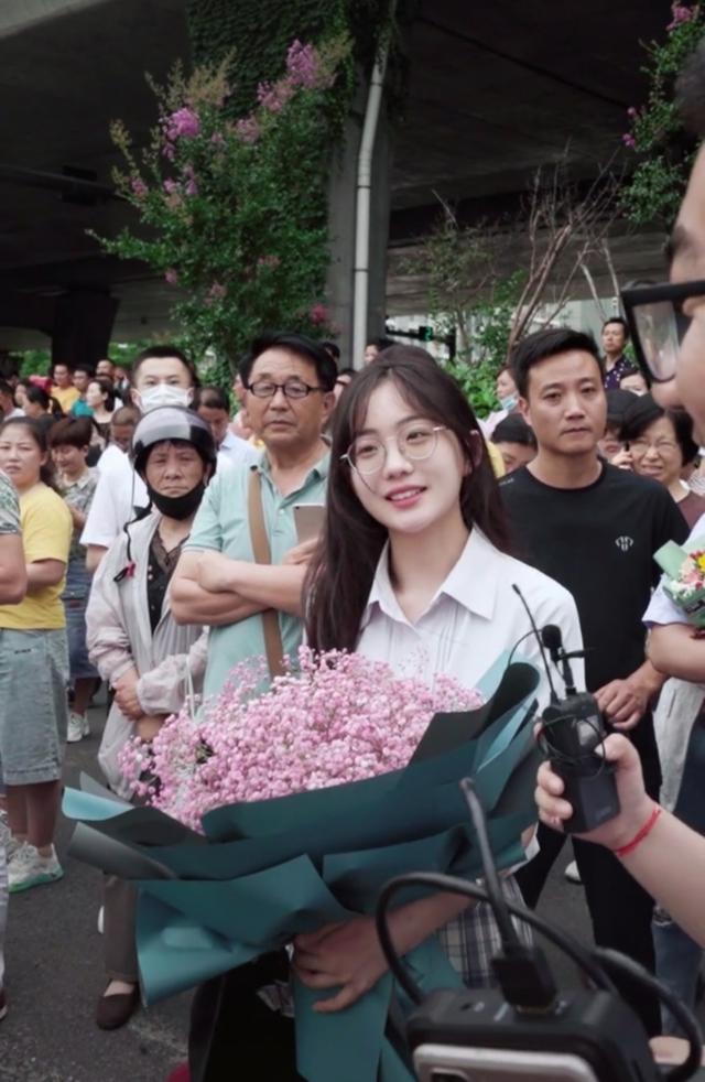 高考最美送花女孩爆红两天涨粉120万清纯度不输章泽天