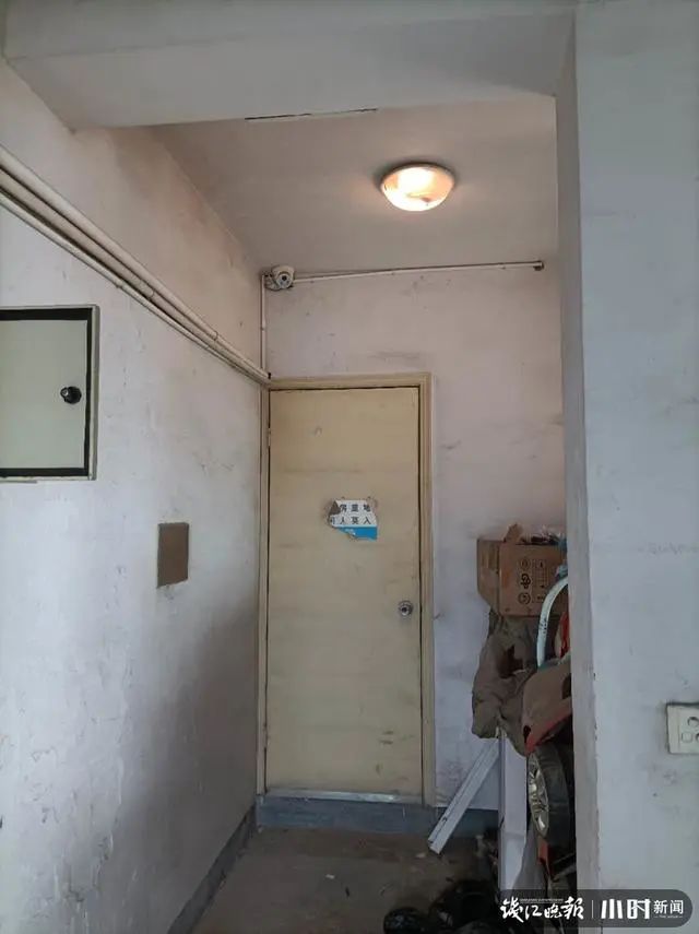 根据此前来女士家人的表述，小区地下车库、电梯井、天台等所有来女士可能出现的地方，警方都已经做了细致搜查，排除了她藏在这些地方的可能。