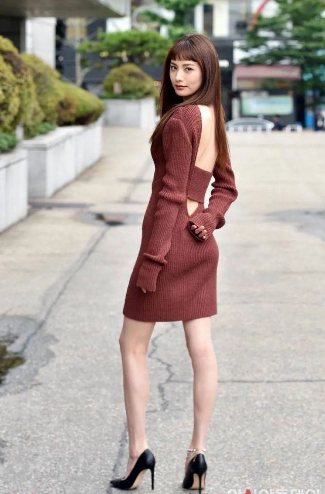 林珍娜出席活动紧身连衣裙配眉上刘海个性足不愧第一美人