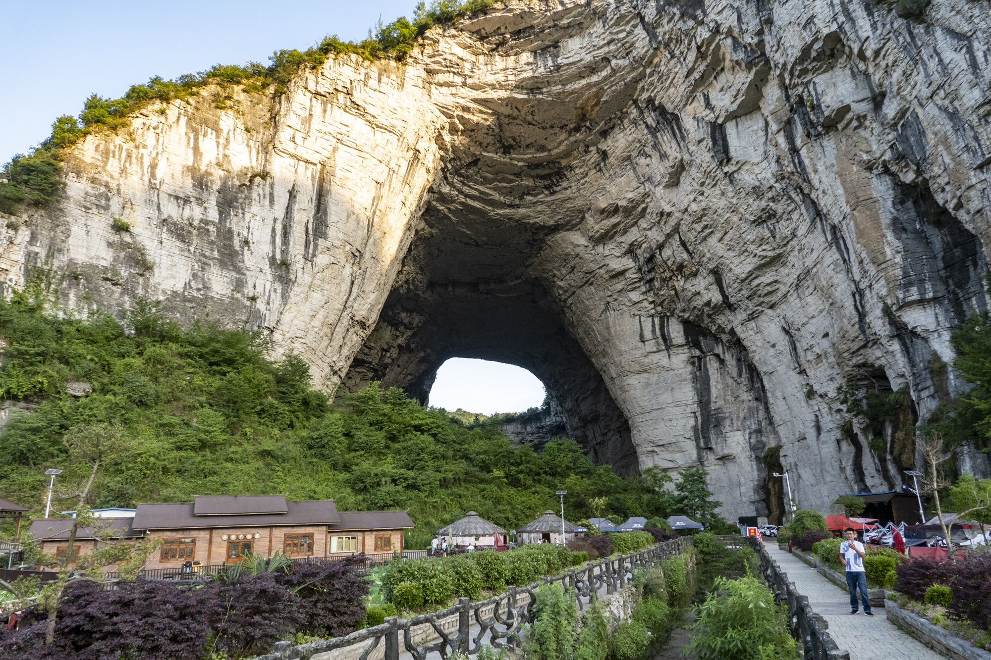 贵州惊现世界最高天生桥石洞,面积超5000平米,一条暗河流向成谜