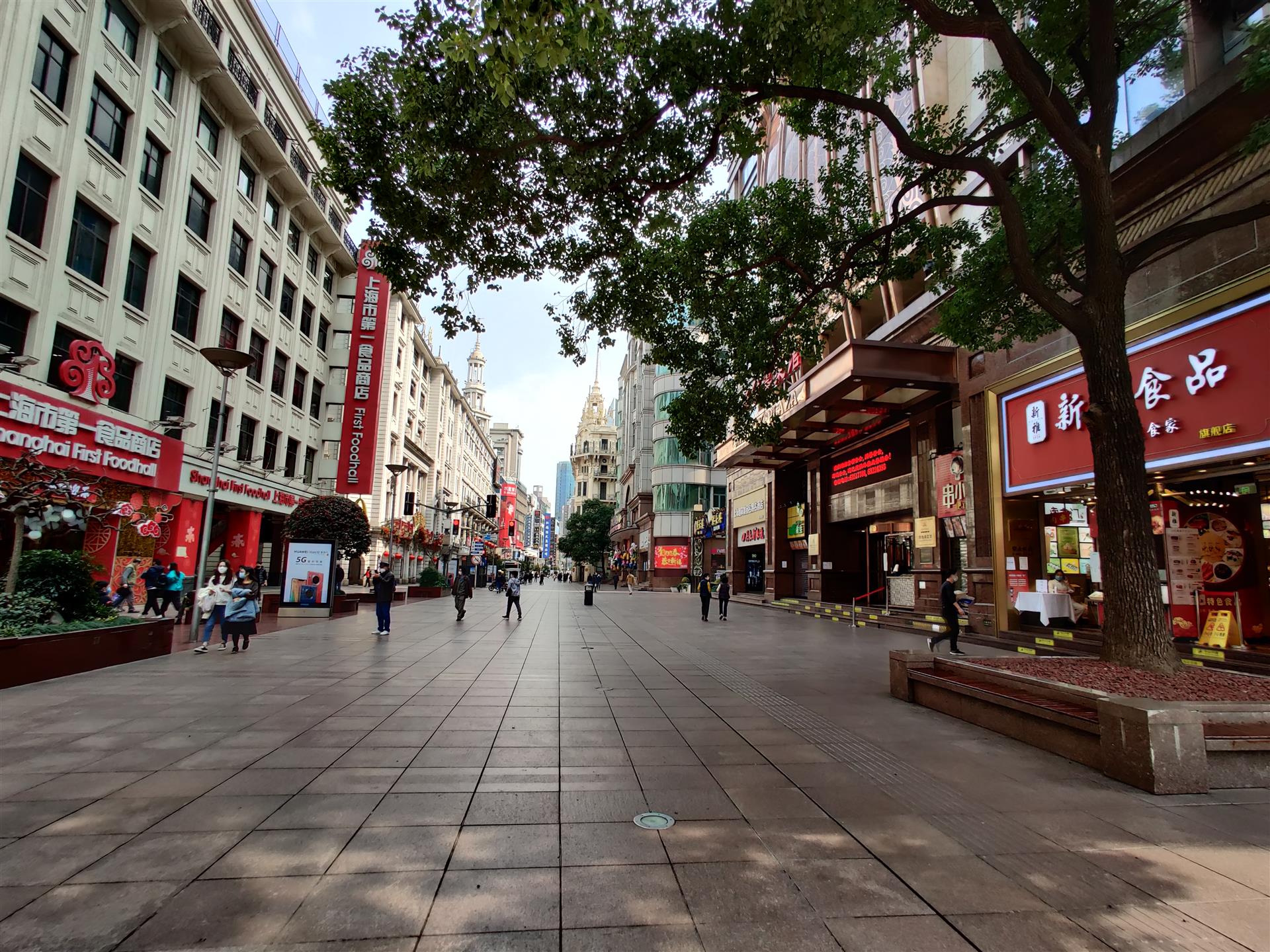 上海商业也渐渐透出了复苏的端倪,从南京路,淮海路可见一斑