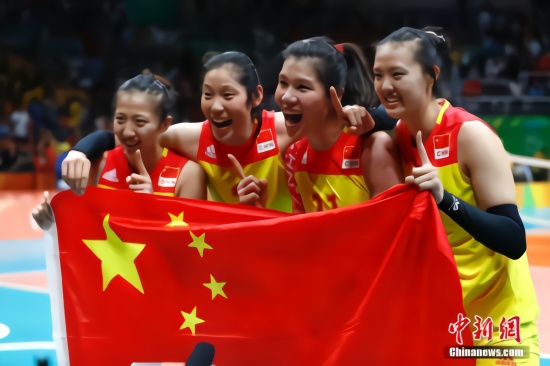 资料图：当地时间8月20日，2016里约奥运女排决赛，中国女排3:1(19:25，25:17，25:22，25:23)战胜塞尔维亚女排，在2004年拿到雅典奥运会冠军后，时隔12年再次获得奥运会冠军，这也是中国代表团在本届奥运会上的第26枚金牌。<a target='_blank' href='http://www.chinanews.com/' >中新网</a>记者 富田 摄鍏