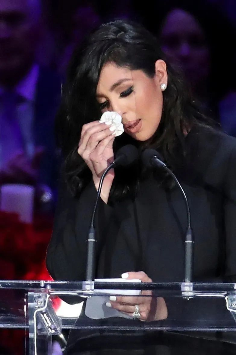 给自己的女王深深一吻 而一切却都戛然而止 演讲当中瓦妮莎数度哽咽