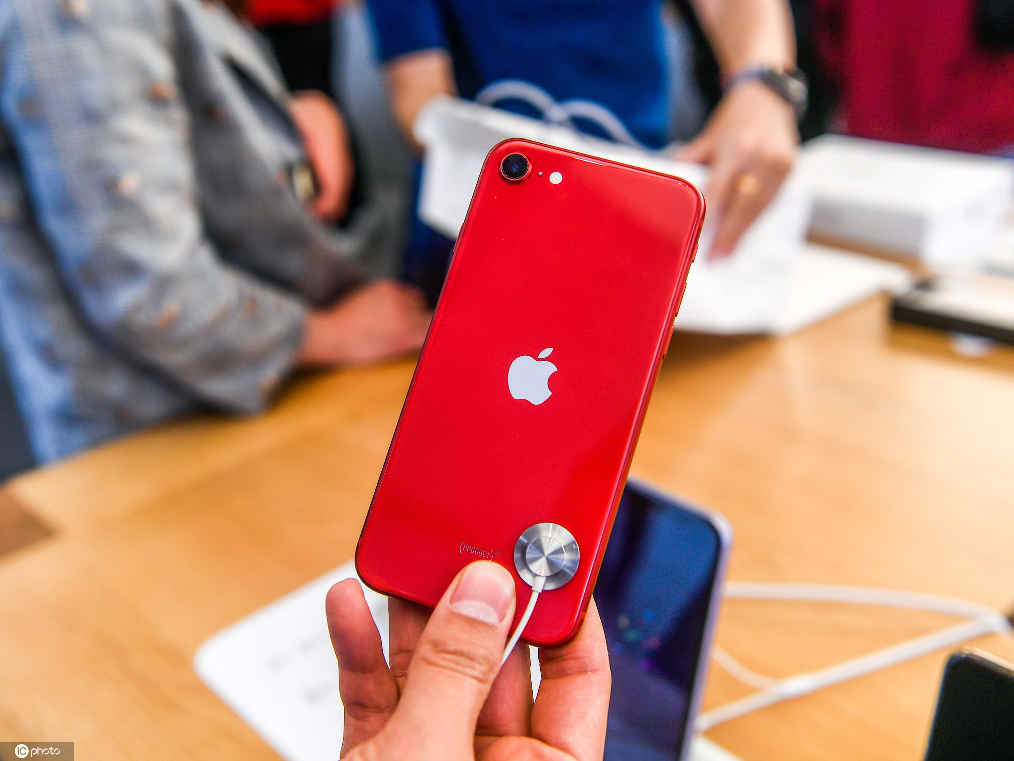 苹果iphone se开售 3299元吸引果粉关注