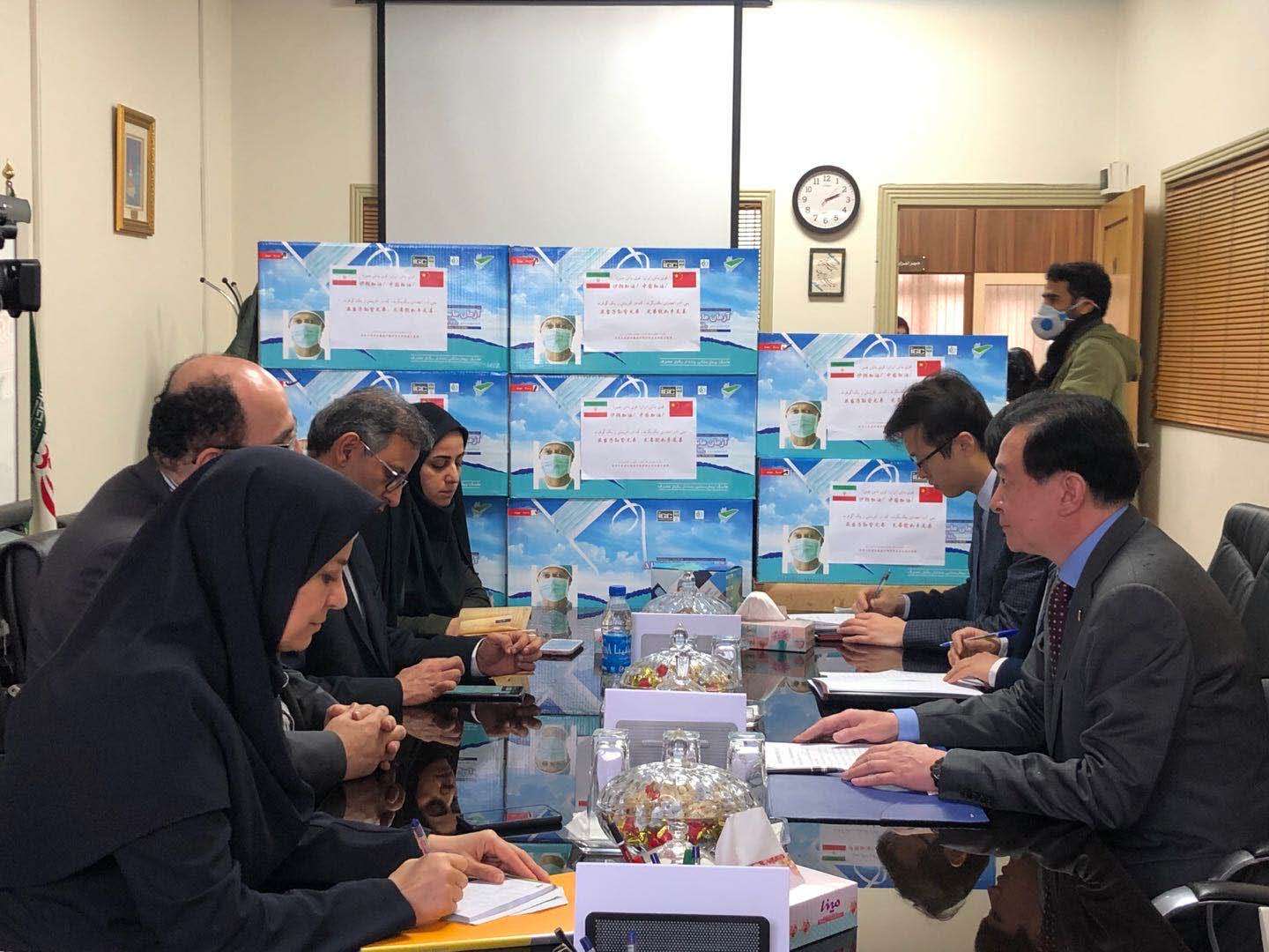 中国驻伊朗大使馆和中企向伊卫生部捐赠25万只口罩