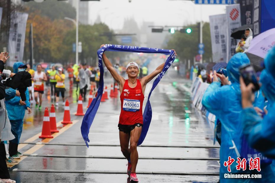 图为赵国虎以2小时24分26秒的成绩获得全程马拉松男子冠军。 中新社记者 杜洋 摄