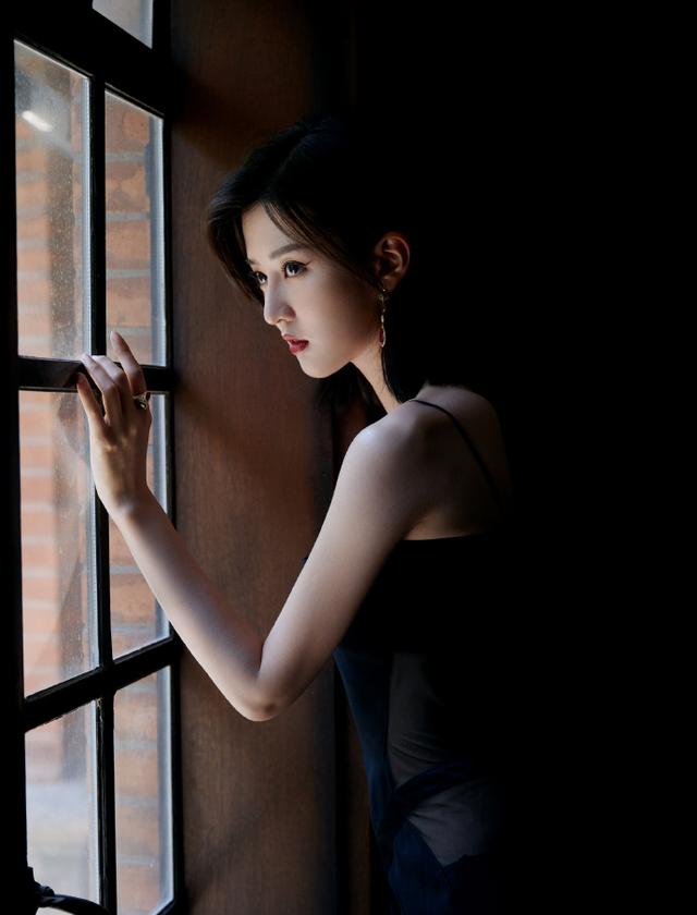 名门泽佳乔欣亮相活动一袭黑色吊带透视鱼尾裙效果性感迷人