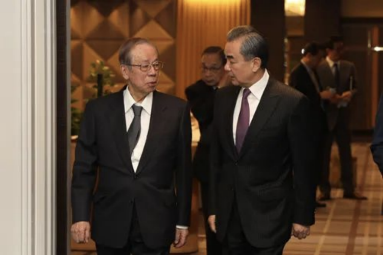 为什么日本共同社狂追王毅？_凤凰网