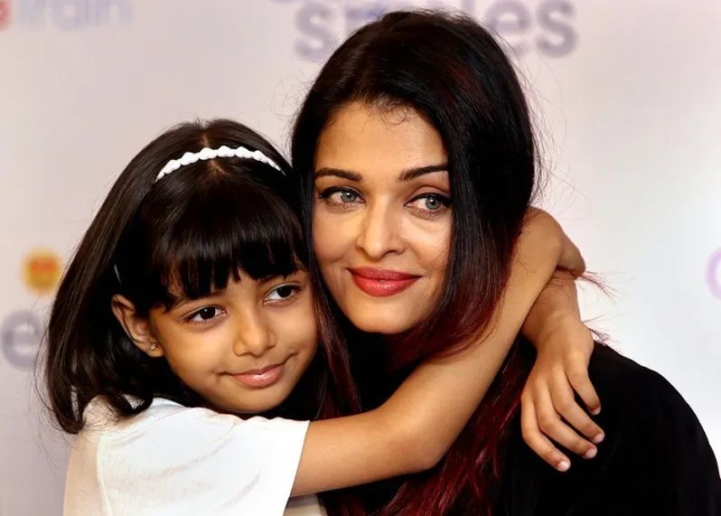 艾西瓦娅·雷·巴强(aishwarya rai bachchan)和她的女儿被确诊感染新
