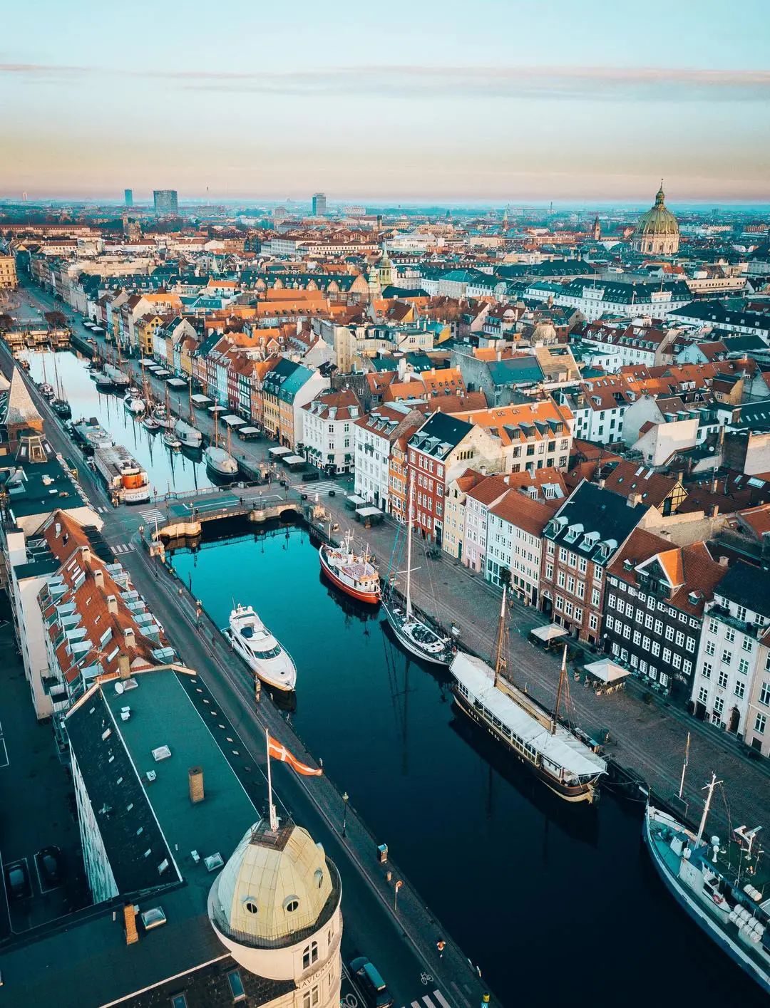 清晨5点的哥本哈根,船只静静停靠港湾. photo:visitdenmark