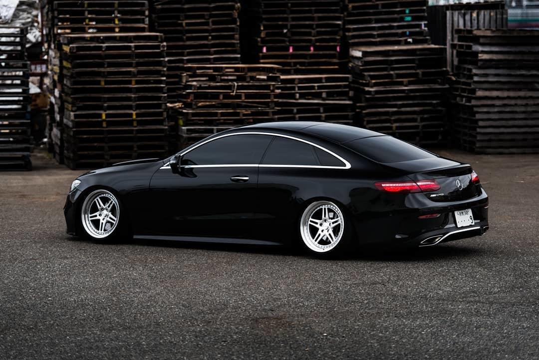 低趴姿态奔驰e coupe案例,绞牙避震也能玩出气动的效果