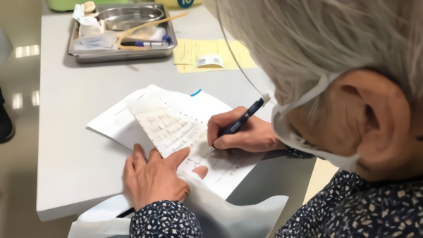 “要坚强，要挺住！”64岁儿子被隔离，90岁母亲一封信让人泪目