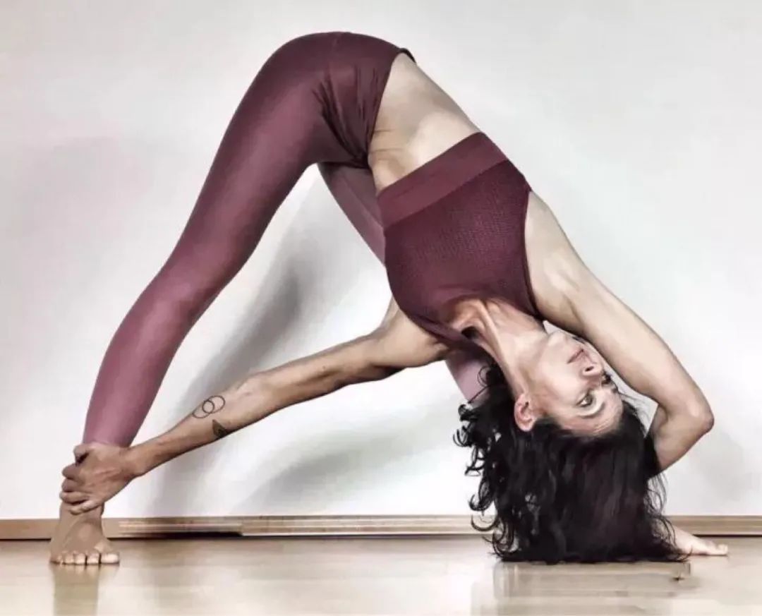 瑜伽前屈式的12种变体来测测你的瑜伽练到什么程度了