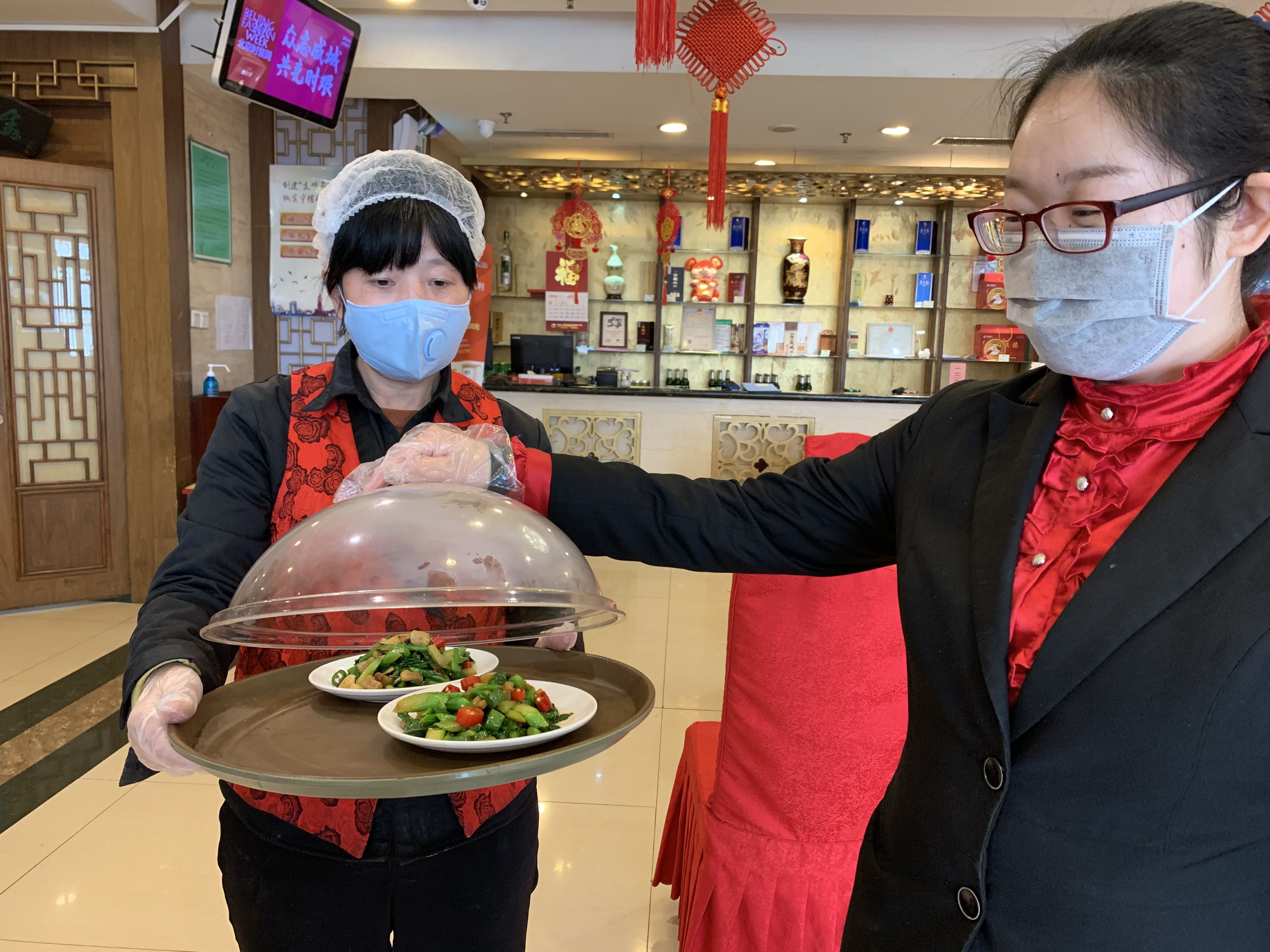 马凯餐厅,惠丰饺子楼等提供正餐的老字号门店,多年前就有公筷公勺服务