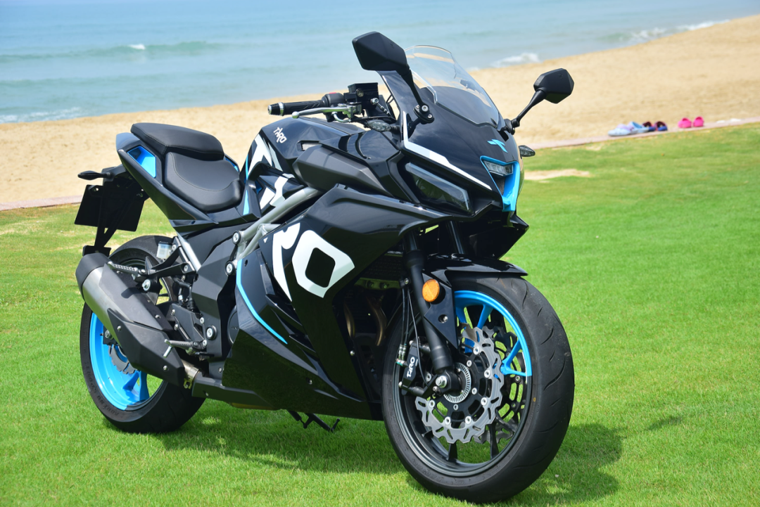 15980元起台荣发布新款250双缸跑车gp1 250r,配快排系统